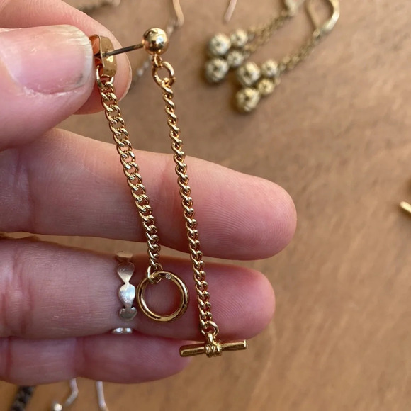 4 pairs of gold tone dangle earrings - Picture 4 of 9